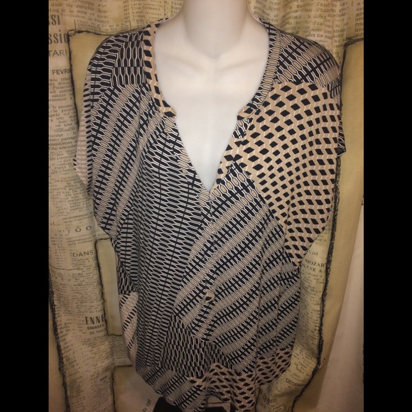 Dana Buchman Tops - EUC- Neutral Geometric Print Top- XL